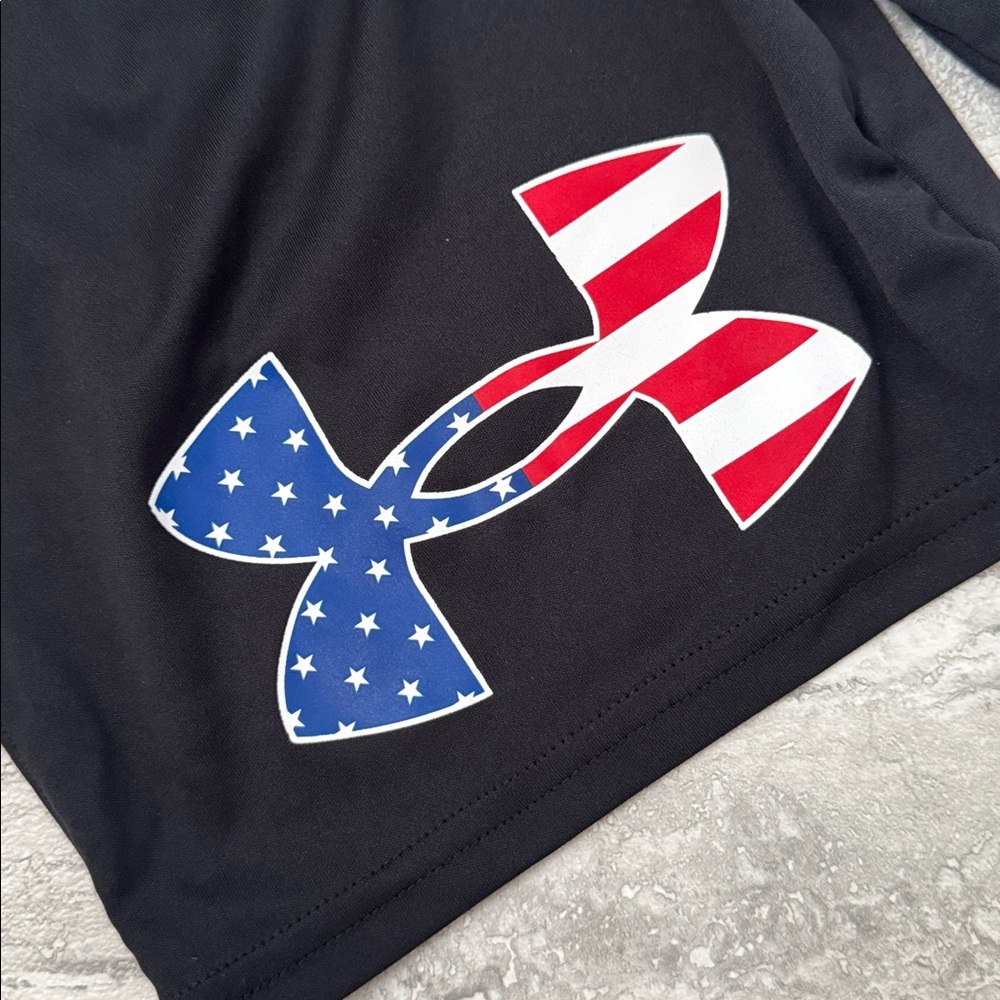 UNDER ARMOUR Boys American Flag Shorts - Picture 2 of 4